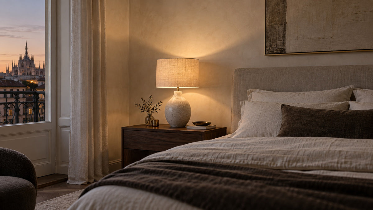 Lampe de chevet en céramique dans une chambre élégante aux tons ivoire Image