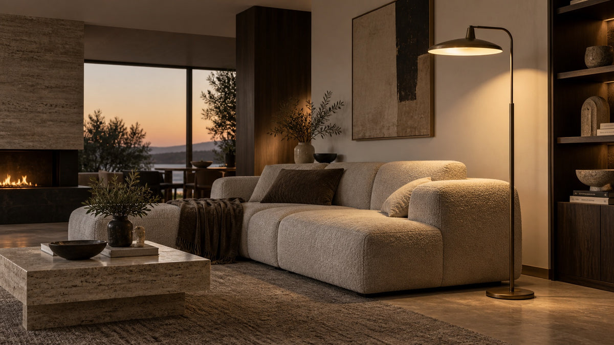 Lampadaire sculptural près d'un canapé dans un salon contemporain Image
