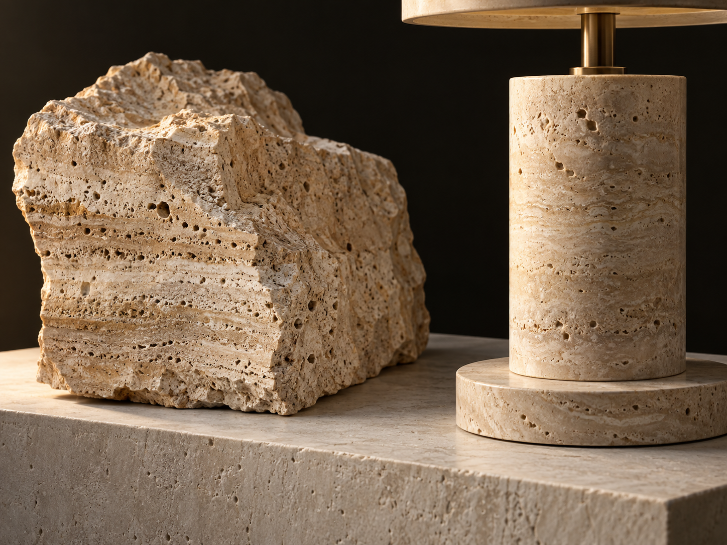 Bloc brut et base de luminaire en travertin montrant les pores naturels