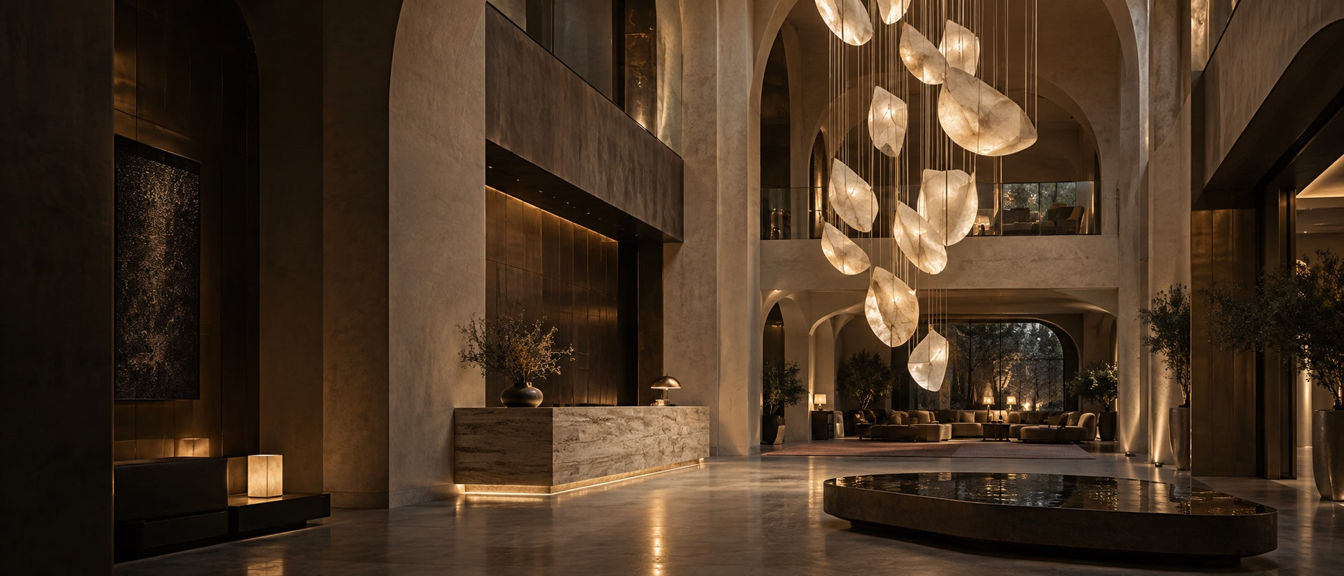 Lobby d’hôtel contemporain illuminé par une installation sculpturale